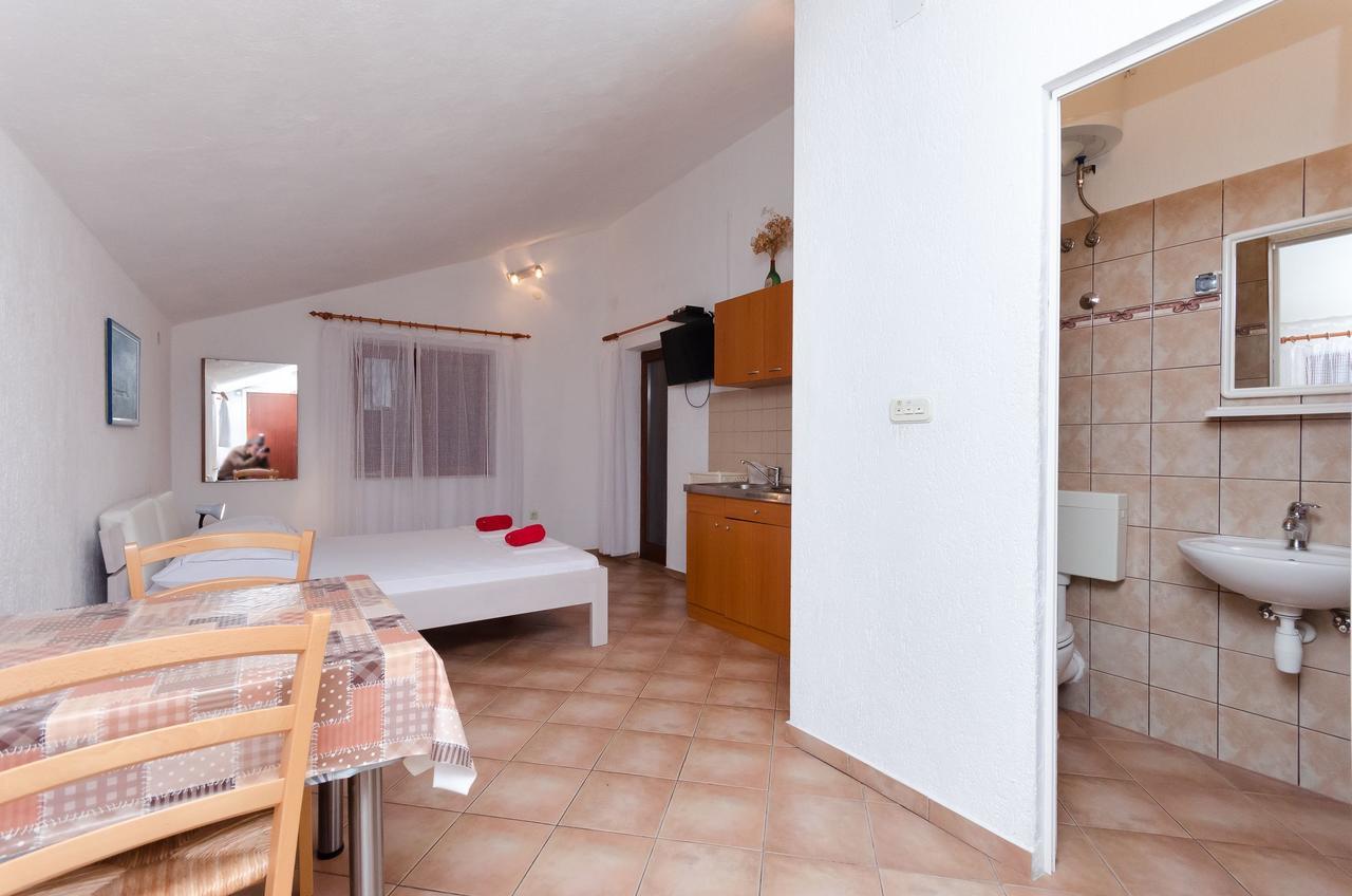 Apartments Sanja Sibinj Krmpotski Εξωτερικό φωτογραφία