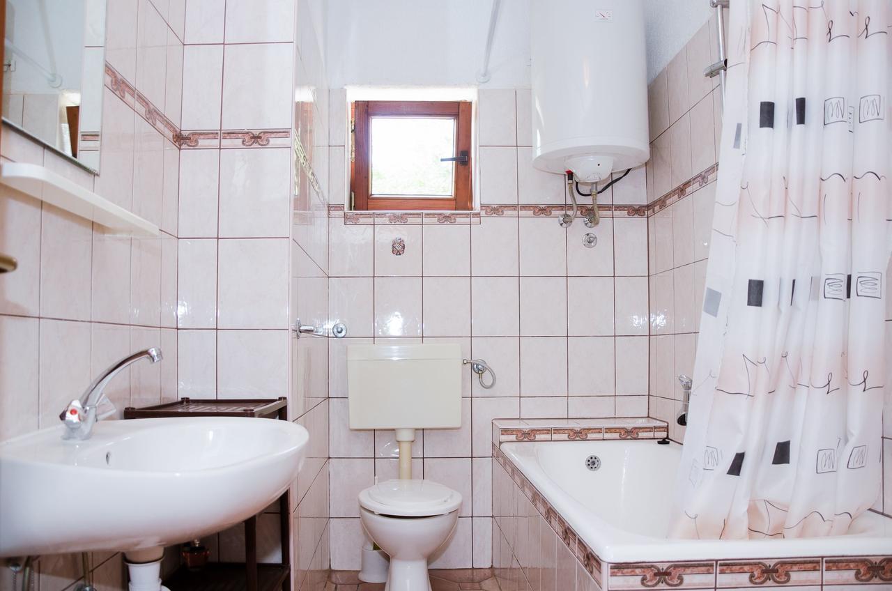 Apartments Sanja Sibinj Krmpotski Εξωτερικό φωτογραφία
